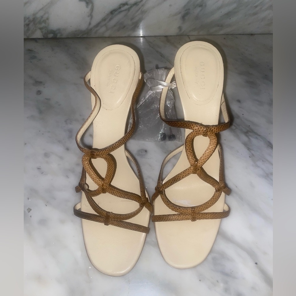 Gucci heels in brown leather. Size 39 shoe have a small scratch. See photos
